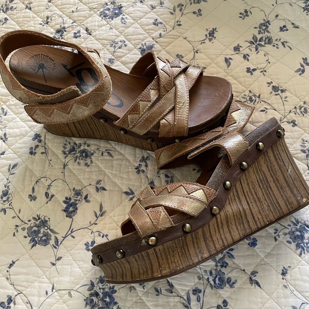 OTBT nude wedges